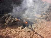 09 Hete aarde.jpg: In het Timanfaya park is de aarde vlak aan de oppervlakte zo heet dat door het graven van een gat van nauwelijks 1 meter diep al takken spontaan kunnen gaan branden.